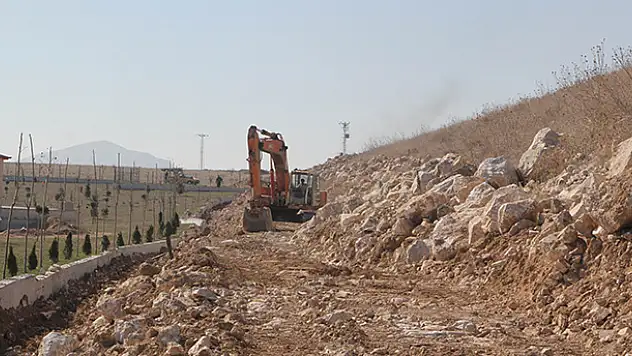 Cihanbeyli'de gölet bendi yapımına başlandı