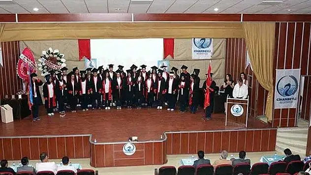 Cihanbeyli'de öğrencilerin mezuniyet sevinci