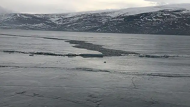 Çıldır Gölü'nde şaşırtan görüntü