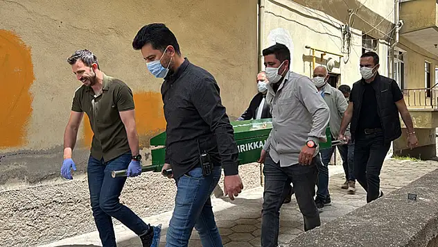 Çilingirle girilen evde, derin dondurucuda parçalanmış ceset bulundu