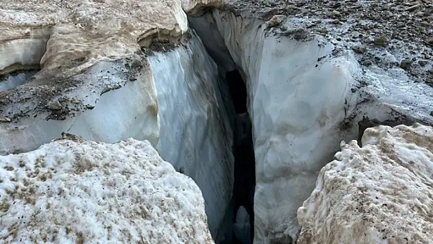 Cilo Dağı'nda buzulların arasına düşen 2 kişi kurtarılırken, 2 kişi ise hâlâ aranıyor