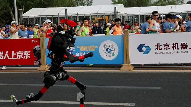 Çin'deki insansı robotlardan insan üstü performans
