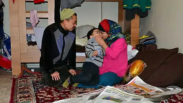 Çin'den kaçarak Manisa'ya sığınan aile, kiralık ev istiyor