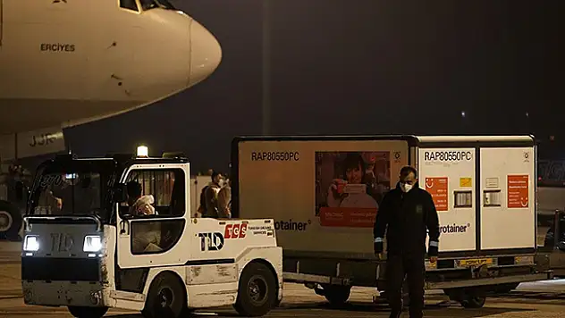 Çin'den sipariş edilen Kovid-19 aşıları Türkiye'ye geldi