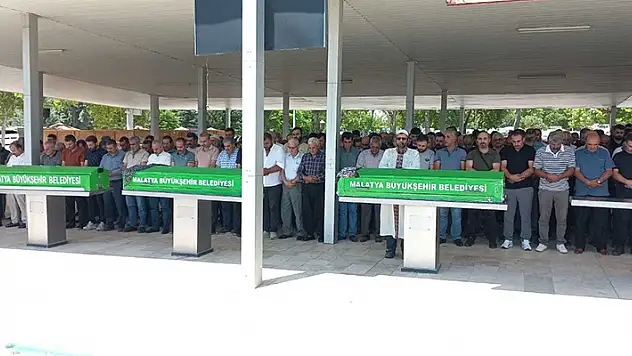 Cinayete kurban giden anne, kızı ve torunu yan yana toprağa verildi
