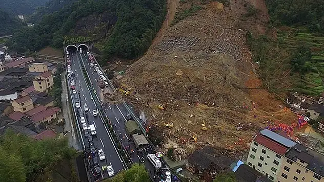 Çin'de heyelan: 47 kişi toprak altında kaldı
