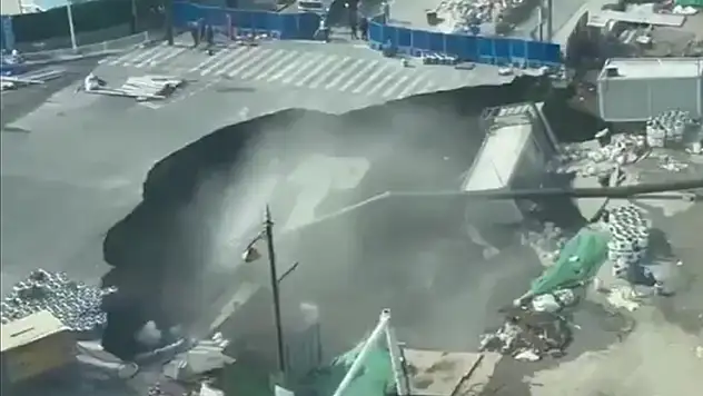 Çin'in Şanghay şehrinde metro inşaatının sürdüğü güzergahtaki kavşak çöktü