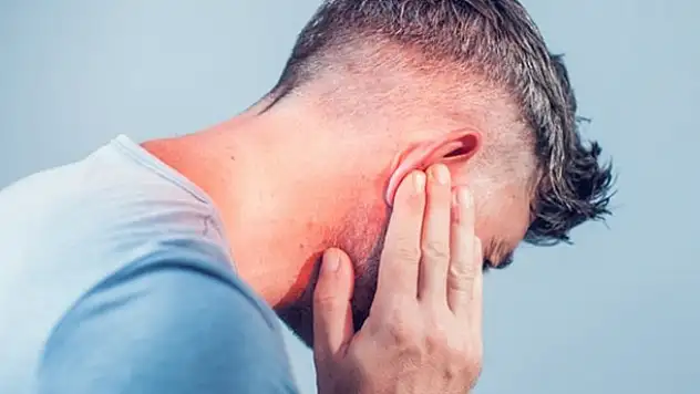 Çinli gencin kulağından 10'u yavru 11 hamam böceği çıkarıldı