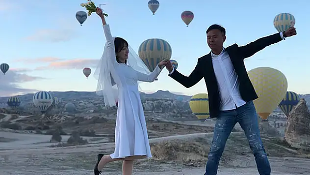 Çinli turistler Erik Dalı oynayarak ısındı