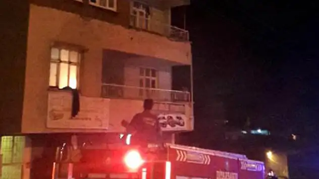 Cinnet getiren baba kendini, eşini ve kız çocuğunu benzin dökerek yaktı