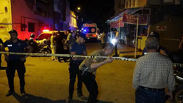 Cinnet getiren şahıs, 3 çocuk annesi eşini öldürdükten sonra intihar etti
