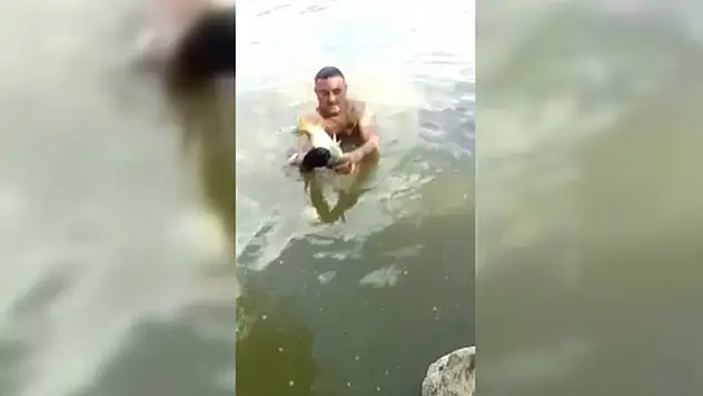 Çıplak elle balık tutan adamın yeteneği şaşırttı