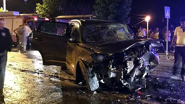 Ciple otomobil kafa kafaya çarpıştı: 1 ölü, 1 yaralı
