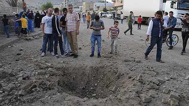 Cizre'de yola yerleştirilen patlayıcı fünyeyle infilak ettirildi