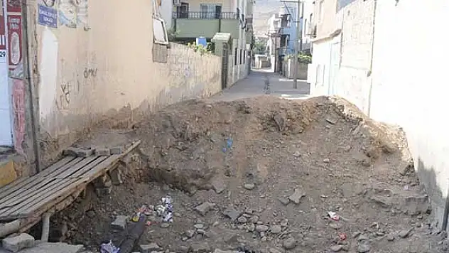 Cizre'deki hendekler vatandaşı mağdur ediyor