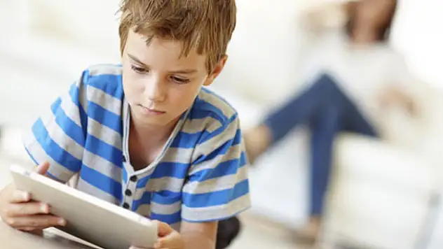 Çocuğa yeter ki sussun diye bilgisayar, tablet vermeyin