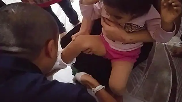 Çocuğun ayağına sıkışan tuvalet kapağı itfaiye tarafından çıkarıldı