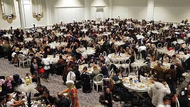 Çocuk Kalbi Derneği muhteşem bir iftar düzenledi 1000 kişi çocuklar için aynı sofrada buluştu
