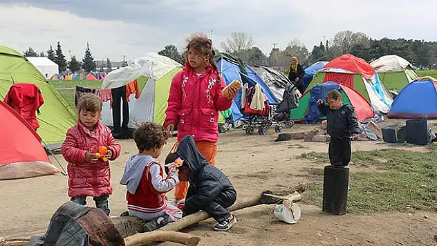 Çocuk sığınmacıların sınırda zorlu bekleyişi sürüyor