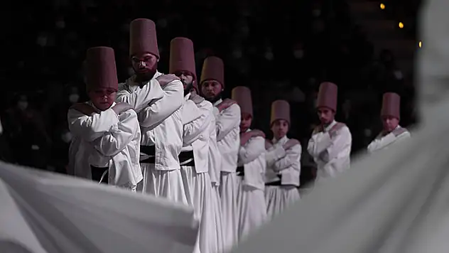 Çocuk yaşta Mevlana'nın yoluna girip sema yapıyorlar