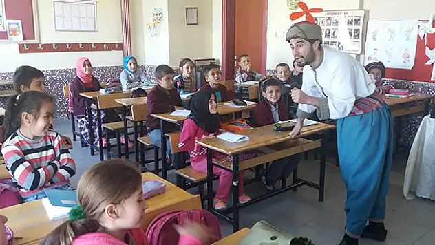 Çocuklar için sanatı köylere götüren tiyatro