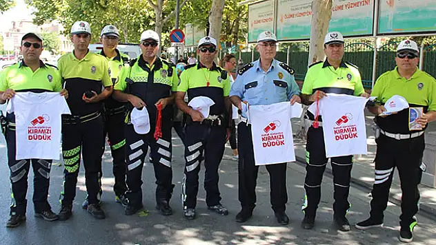 Çocuklar kırmızı düdükle trafik polisi oldu
