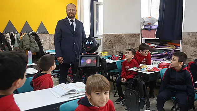 Çocuklar şivlilikle paylaşmayı ve zorbalığın kötülüğünü okula gelen robottan dinledi