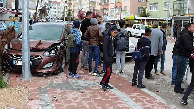Çocuklara çarpmak istemeyen sürücü otomobile çarptı: 2 yaralı