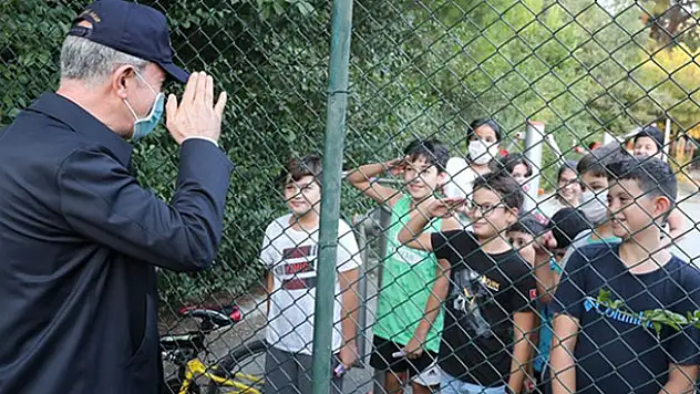 Çocuklardan Bakan Akar'a asker selamı