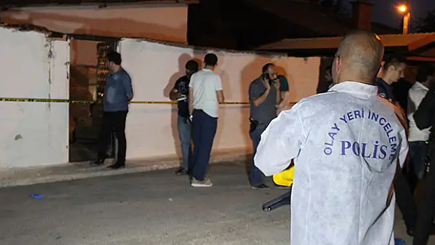 Çocukları uyurken karısını vurup intihar etti