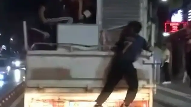 Çocukların kamyonet kasasında tehlikeli yolculuğu
