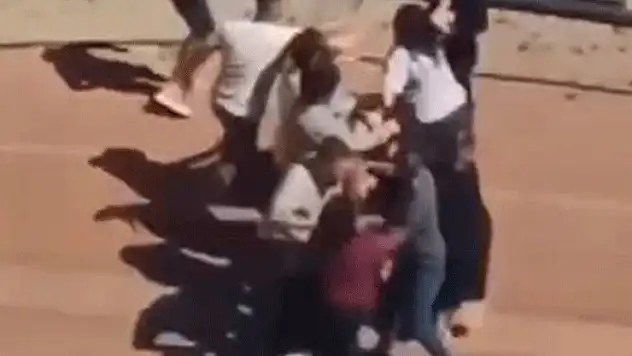 Çocukların kavgasına aileler karıştı: Kadınlar saç baş birbirine girdi