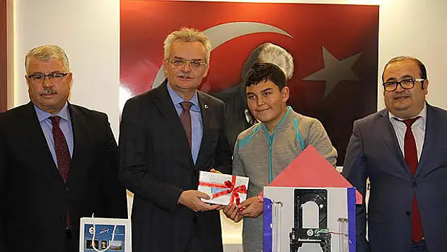 Çocukların pencereden düşmesini önleyecek projeye ödül