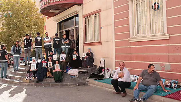 Çocuklarını bekleyen ailelerin HDP il binasındaki eylemi 40. gününde