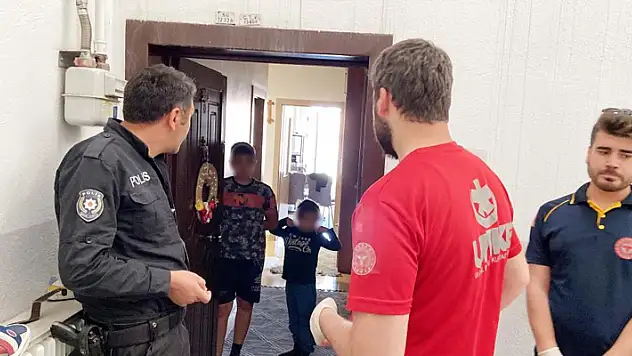 Çocuklarını eve kilitleyip işe giden anne ekipleri alarma geçirdi

