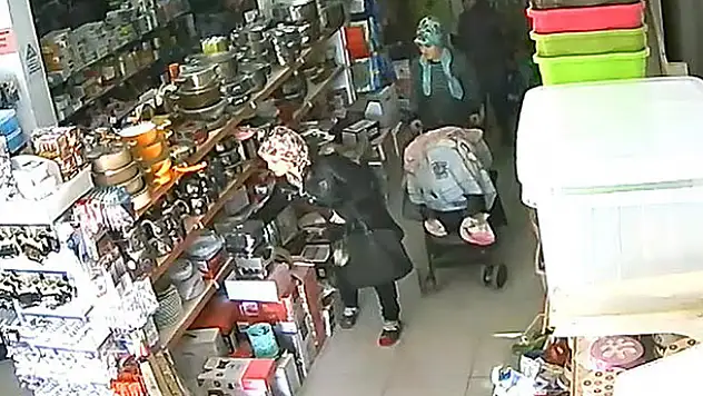Çocuklarını gezdirdikleri bebek arabasına çaydanlık ve tabak koyup çaldılar