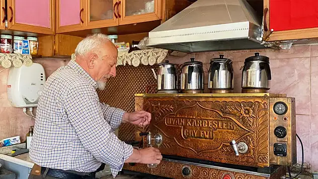 Çocuklarının büyüdüğü çay ocağında şimdi çocuklarının yardımcısı oldu
