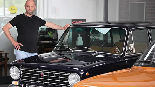 Çocukluk hayali 1975 model arabayı aldı, yurt dışından getirdiği parçalarla topladı
