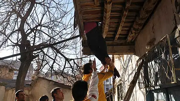 Çöken balkonun tahtaları arasında sıkıştı
