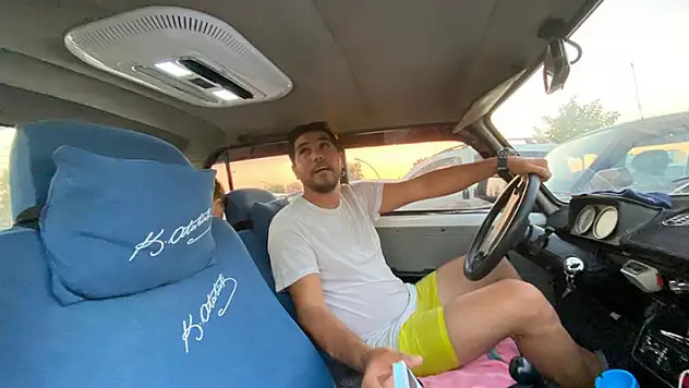 Çöl sıcaklarıyla baş edemedi, 1992 model otomobiline ev tipi klima taktırdı
