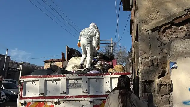 Çöp evi boşaltılan kadın sinir krizi geçirdi, kendisini sakinleştirmek isteyen polislere saldırdı
