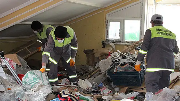 Çöp evin temizlenmesi için cadde trafiğe kapatıldı