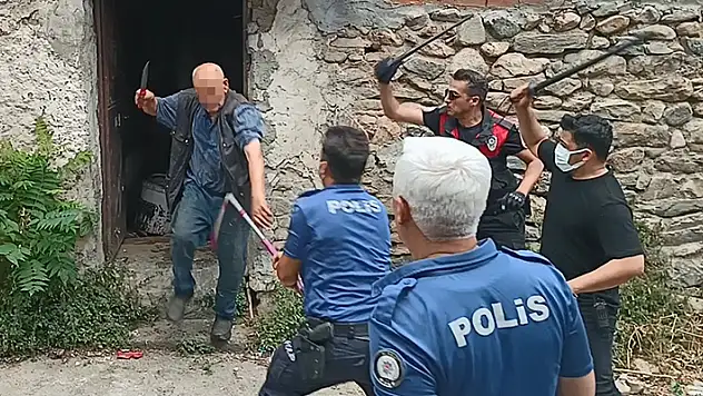 Çöp evini temizlemeye gelen ekibe güçlük çıkardı, ikna etmeye çalışan polisi bıçakladı
