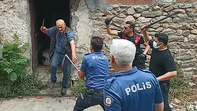 Çöp evini temizletmeyip polisi bıçakladı, 'Peygamberim' deyince hastaneye yatırıldı
