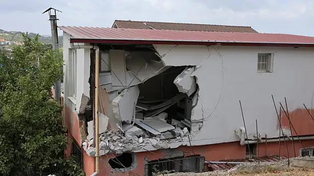 Çöp kamyonu mutfağa daldı: 1 yaralı
