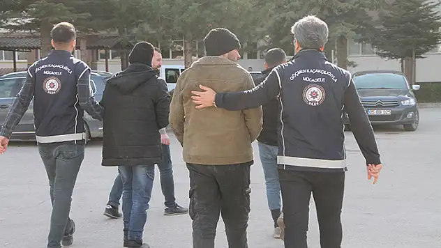 Çöp yığınlarının arasında kaçak göçmenleri taşıyan tır sürücüsü tutuklandı


