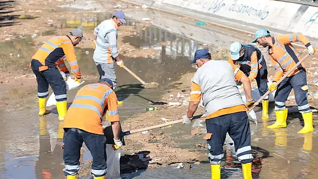 Çöplüğe dönen Uluırmak kanalı belediye tarafından temizleniyor
