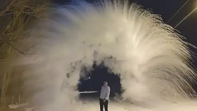Çoruh Nehri buz tuttu havaya atılan sıcak su kristalleşti
