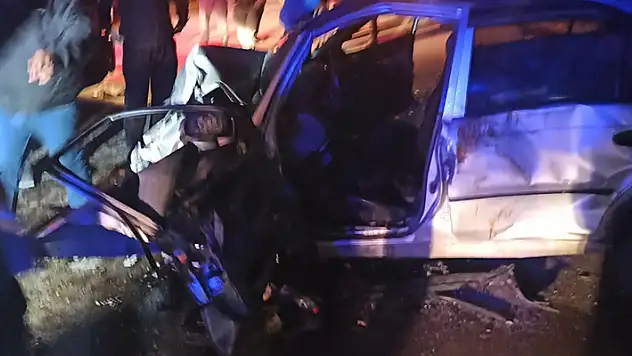 Çorum'da 2 otomobil çarpıştı: 2 kişi öldü, 3 kişi yaralandı

