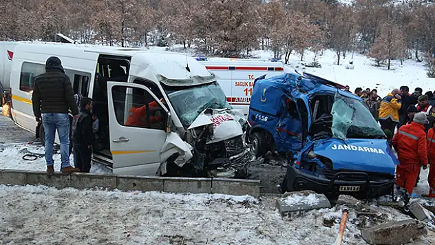 Çorum'da askeri araçla minibüs çarpıştı: 1 şehit, 10 yaralı